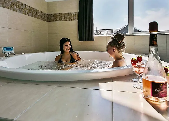 Luxury Pool Retreat By Sea - By Traum Сasa de vacaciones